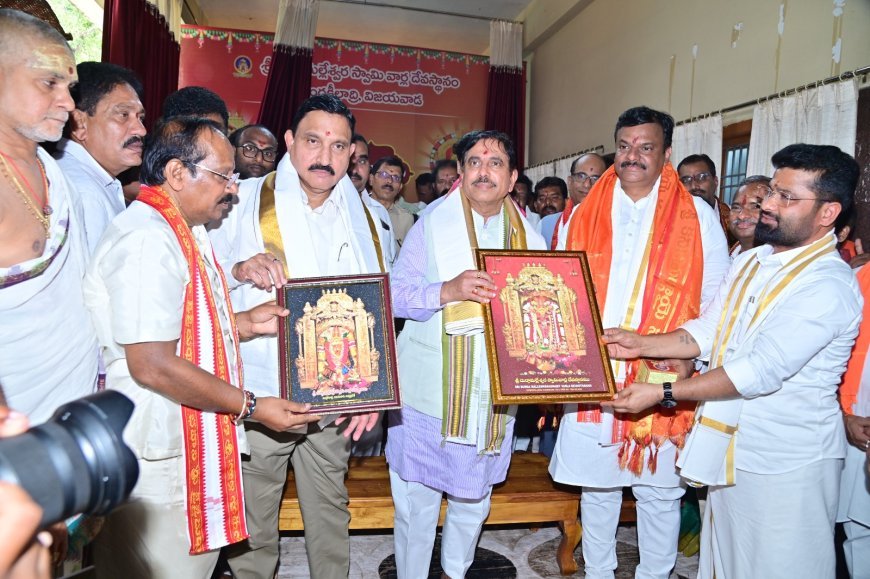 దుర్గమ్మను దర్శించుకున్న కేంద్ర మంత్రి ప్రహ్లాద్ జోషి